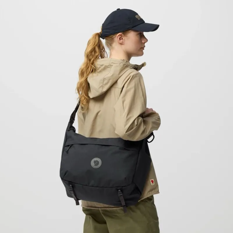 Fjallraven Farden Crossbody in Coal Black-3