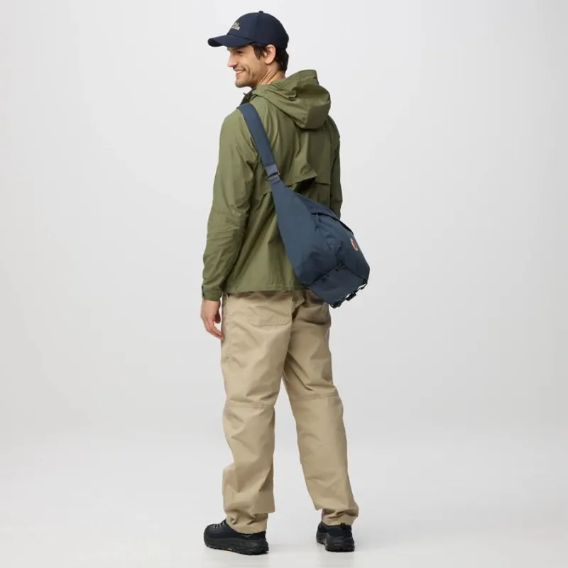 Fjallraven Farden Crossbody in Coal Black-11