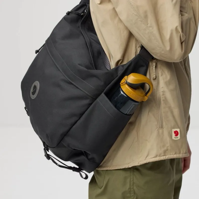 Fjallraven Farden Crossbody in Coal Black-6