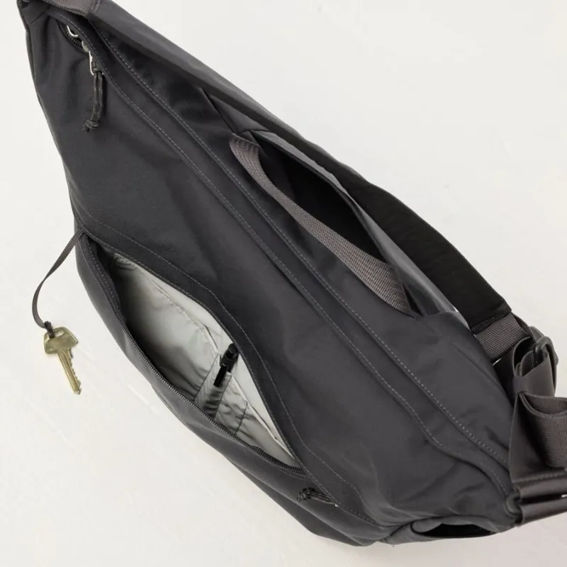 Fjallraven Farden Crossbody in Navy-13