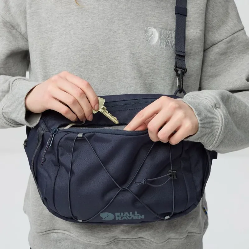 Fjallraven Skule Sling in Deep Forest-3