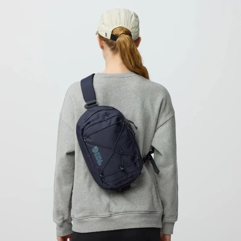 Fjallraven Skule Sling in Deep Forest-7
