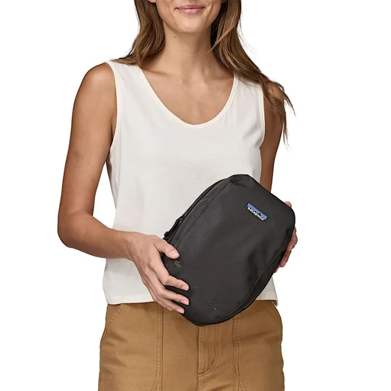 Patagonia Black Hole Cube 6L in Black/Black-5